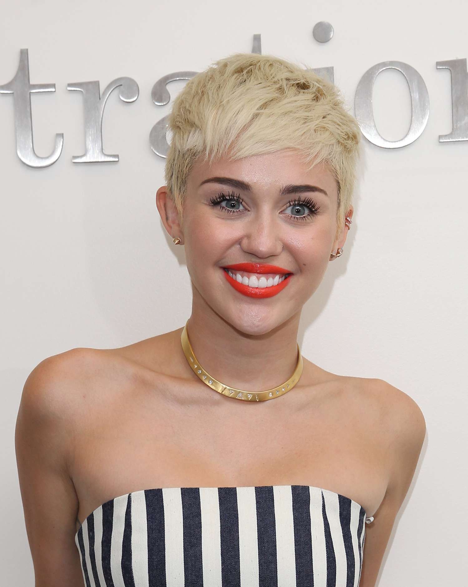 Miley Cyrus wearing a platinum pixie cut in 2013