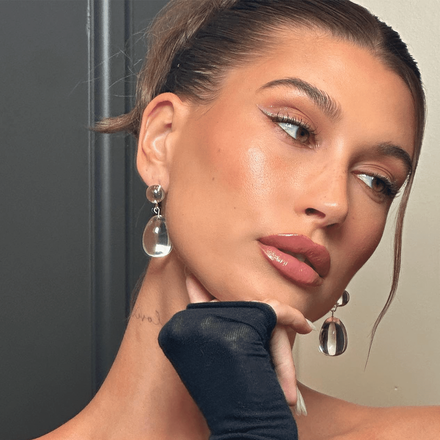 Hailey Bieber wearing pink eyeliner