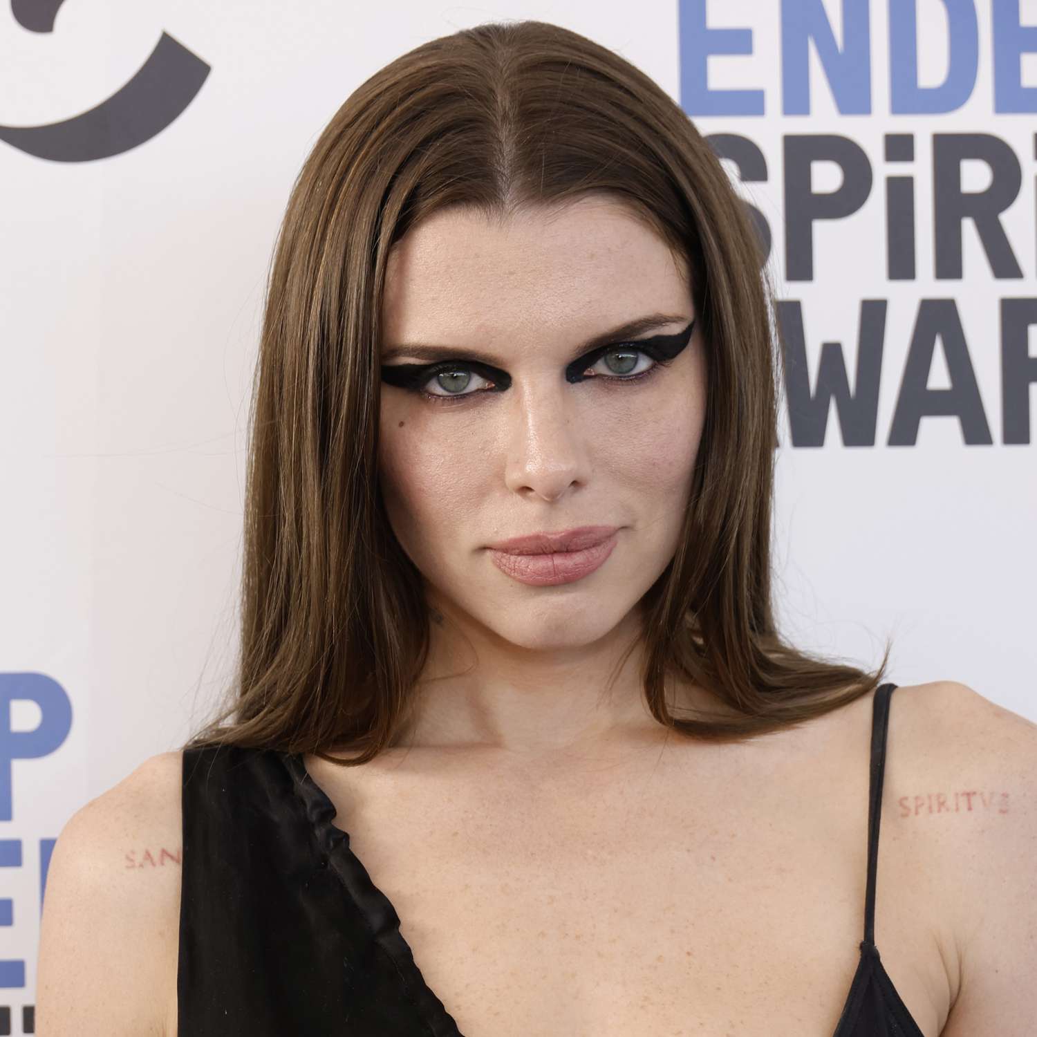 Close up of Julia Fox with dramatic winged eyeliner at the 2022 Independent Spirit Awards