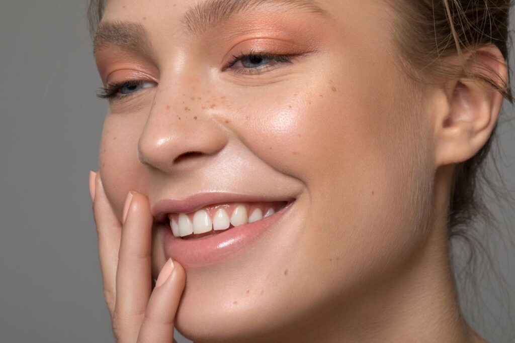 How to Apply Fake Freckles With Makeup So They Look Natural and Cute