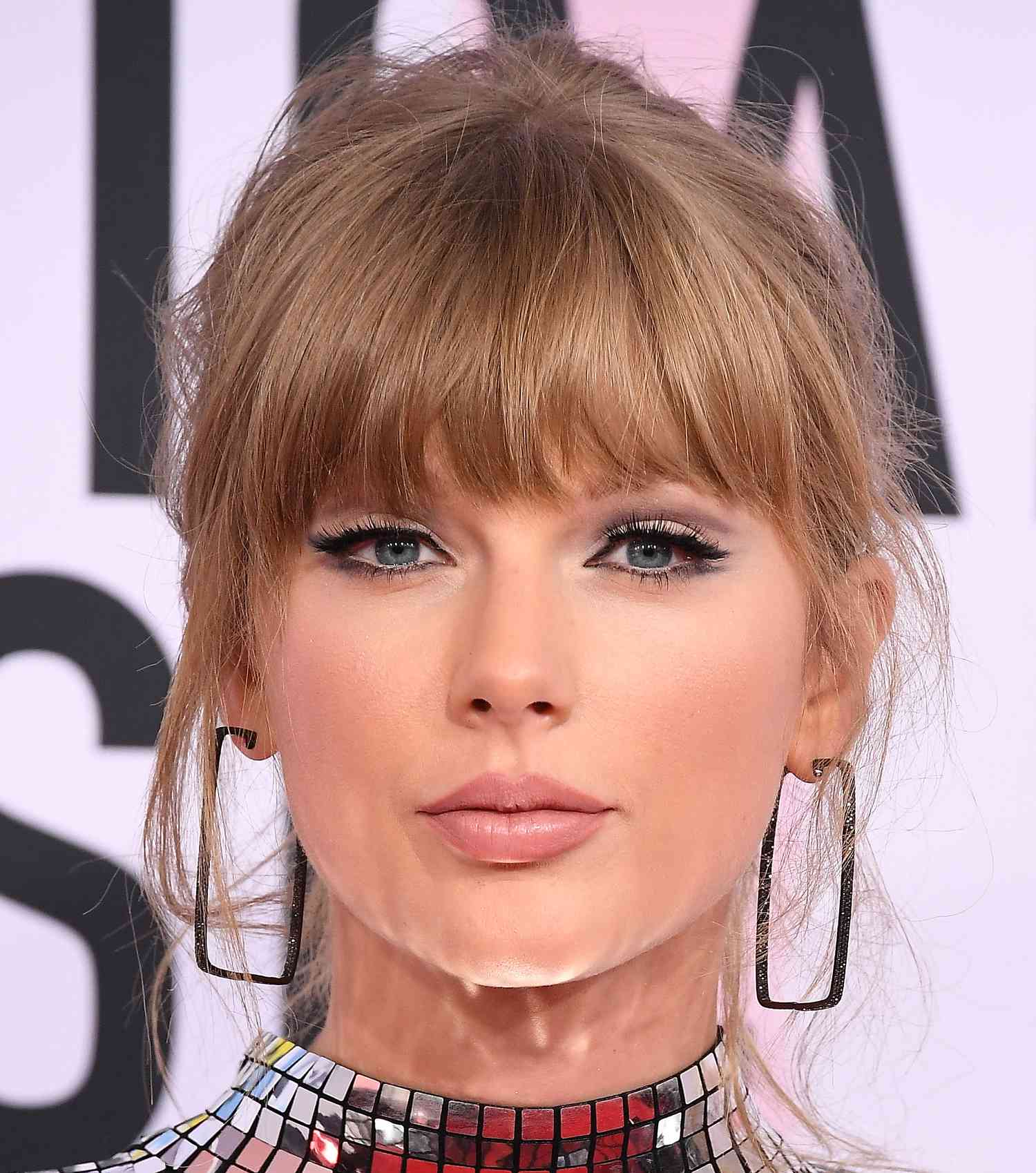 Taylor Swift wears thick black eyeliner with matte eyeshadow and nude lipstick