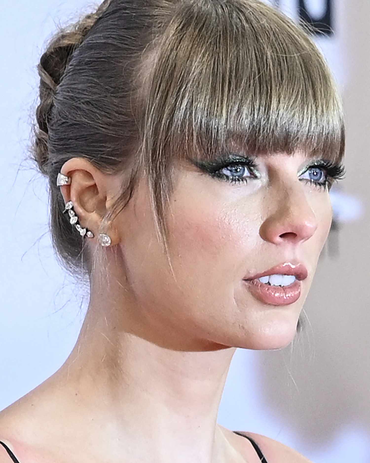 Taylor Swift at the 2022 Euro VMAs with metallic eye makeup 