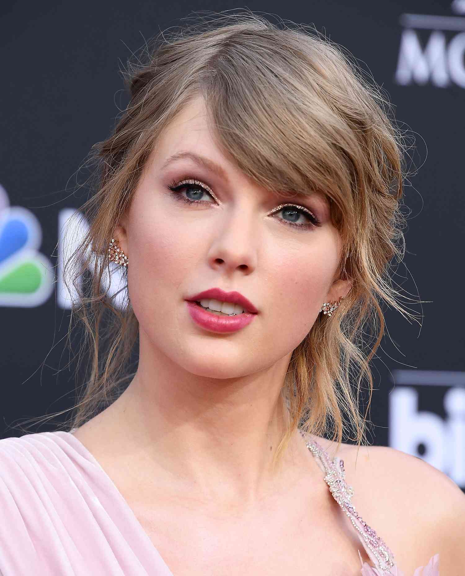 Taylor Swift wears sparkling rose gold eyeshadow and pink lipstick