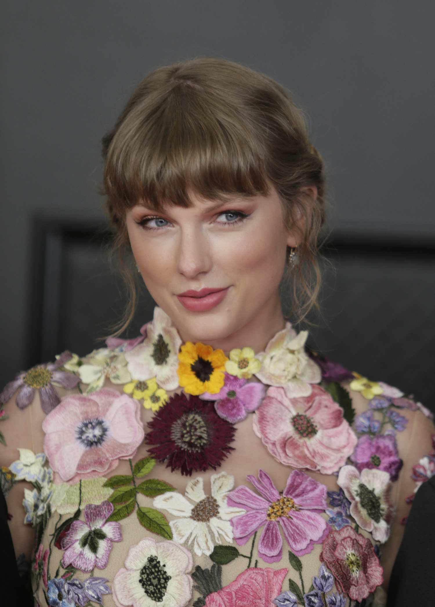 Taylor Swift wears soft pink eyeshadow and rose lipstick