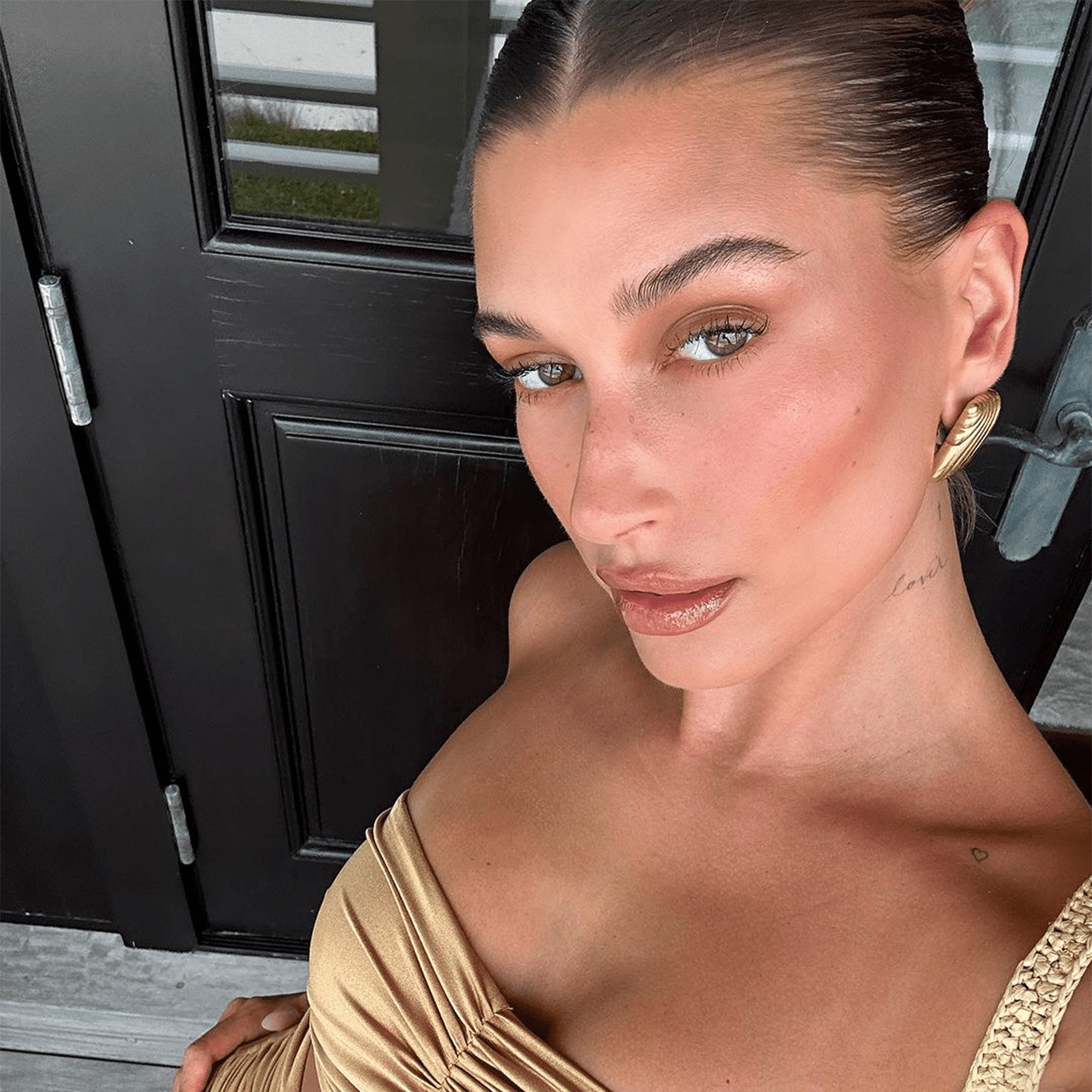 Hailey Bieber wearing fall latte makeup