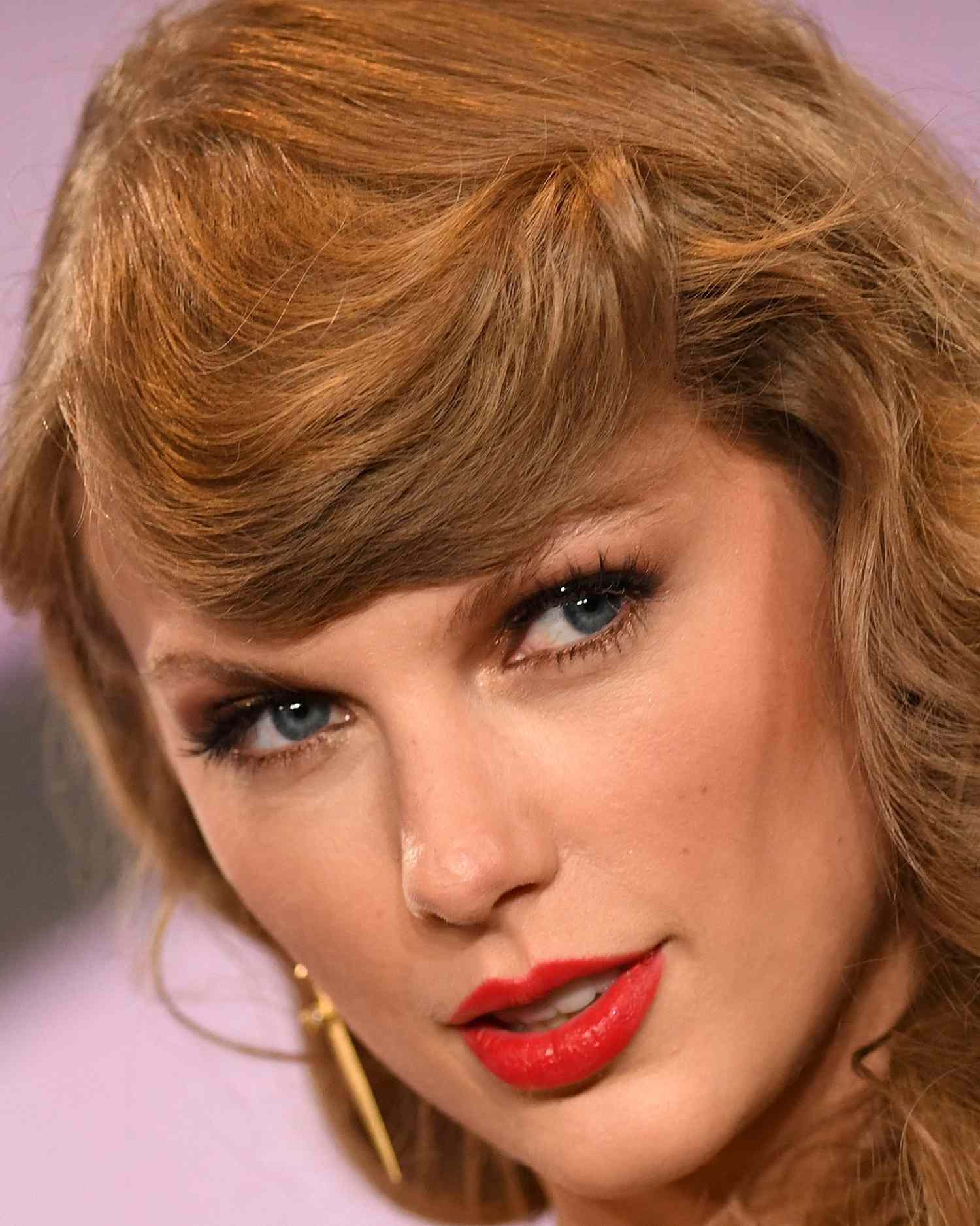 Taylor Swift with bronze shadow on her lower lash line