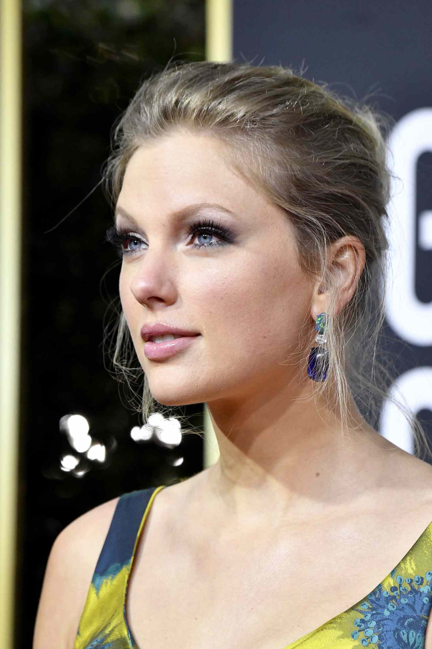 Taylor Swift with defined eyes and glossy lips