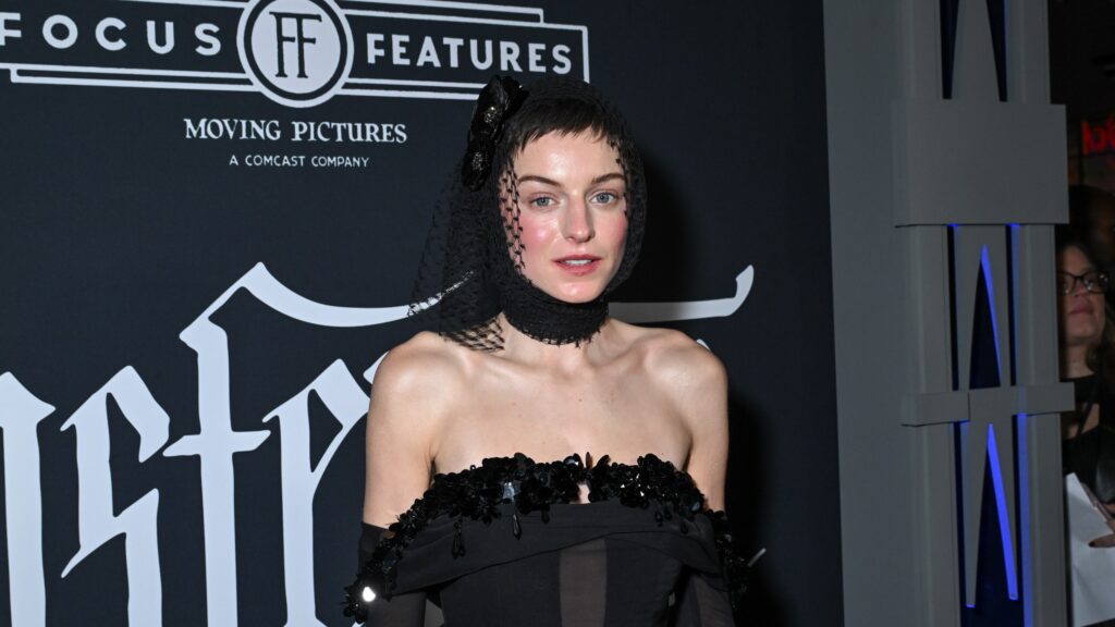 Emma Corrin’s Nosferatu Premiere Look Makes Me Want to Buy a Little Fashion Bonnet