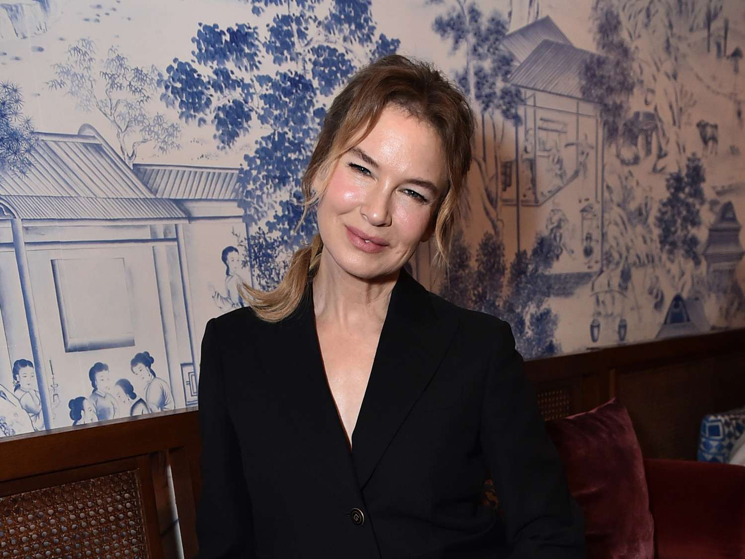 Renée Zellweger’s Effortles Updo Is Fit for a Romcom Heroine