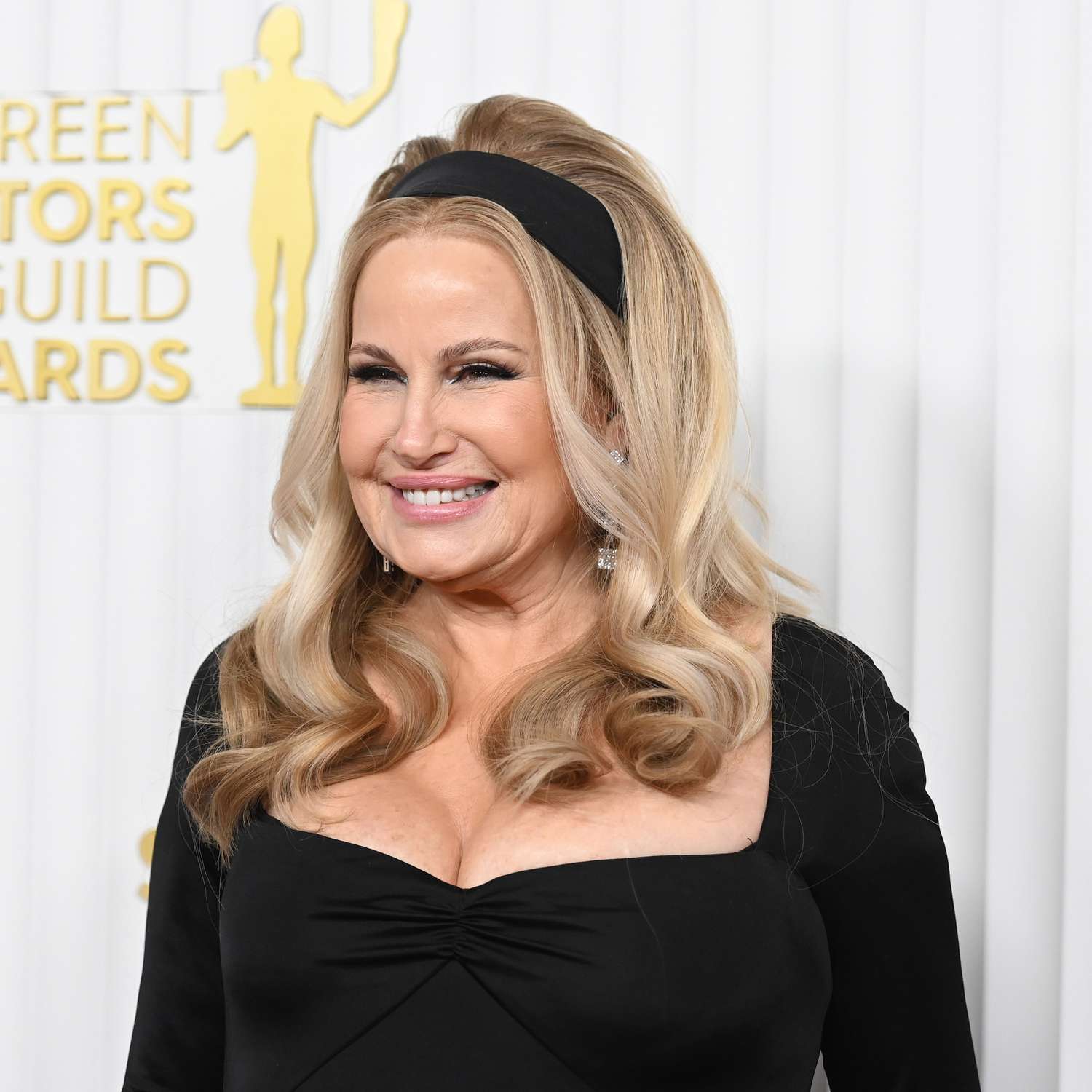 Jennifer Coolidge with a fluffy blonde blowout and black headband at the SAG Awards