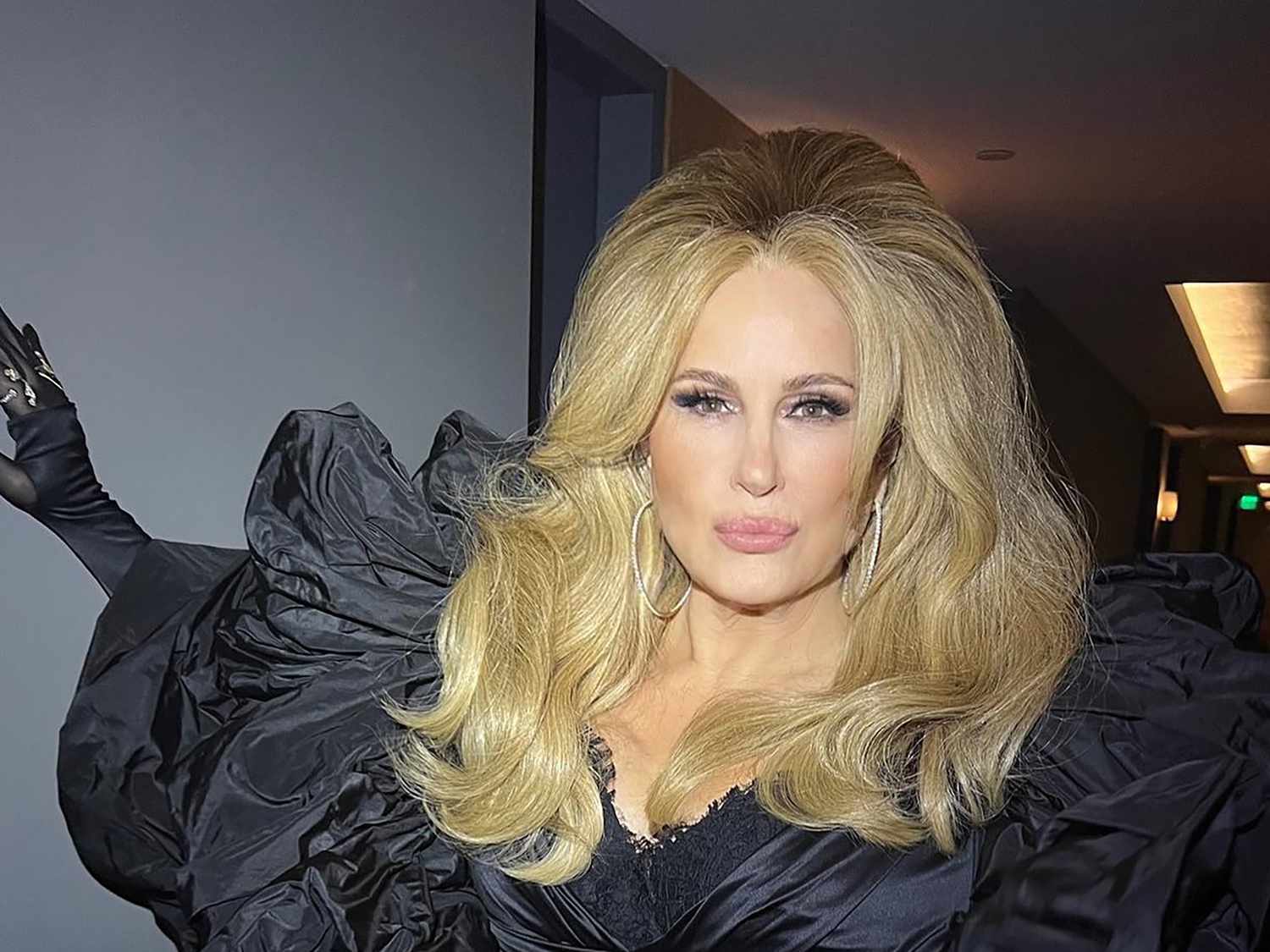 Jennifer Coolidge with a big, fluffy hairstyle