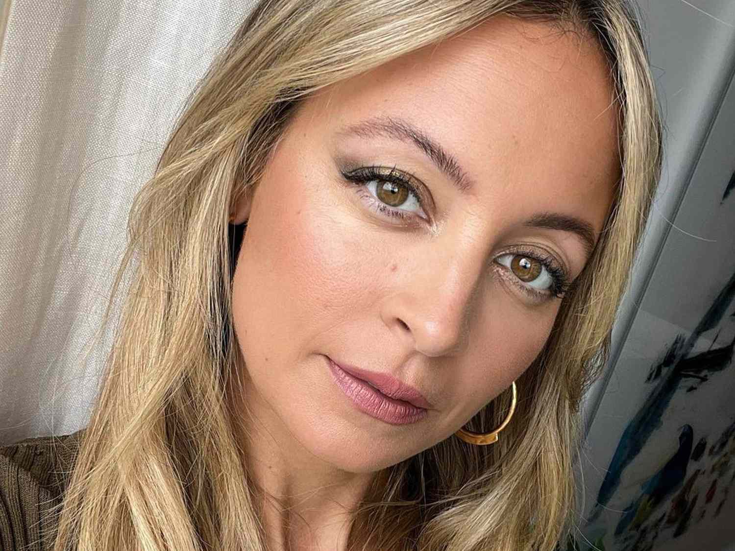 Nicole Richie with subtle smoky makeup on her hazel eyes